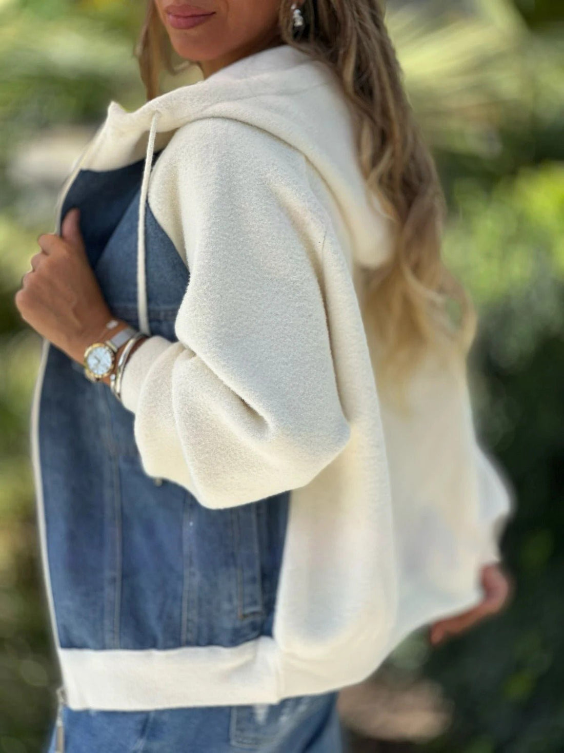 Džemperis su džinsiniais akcentais ir kišenėmis