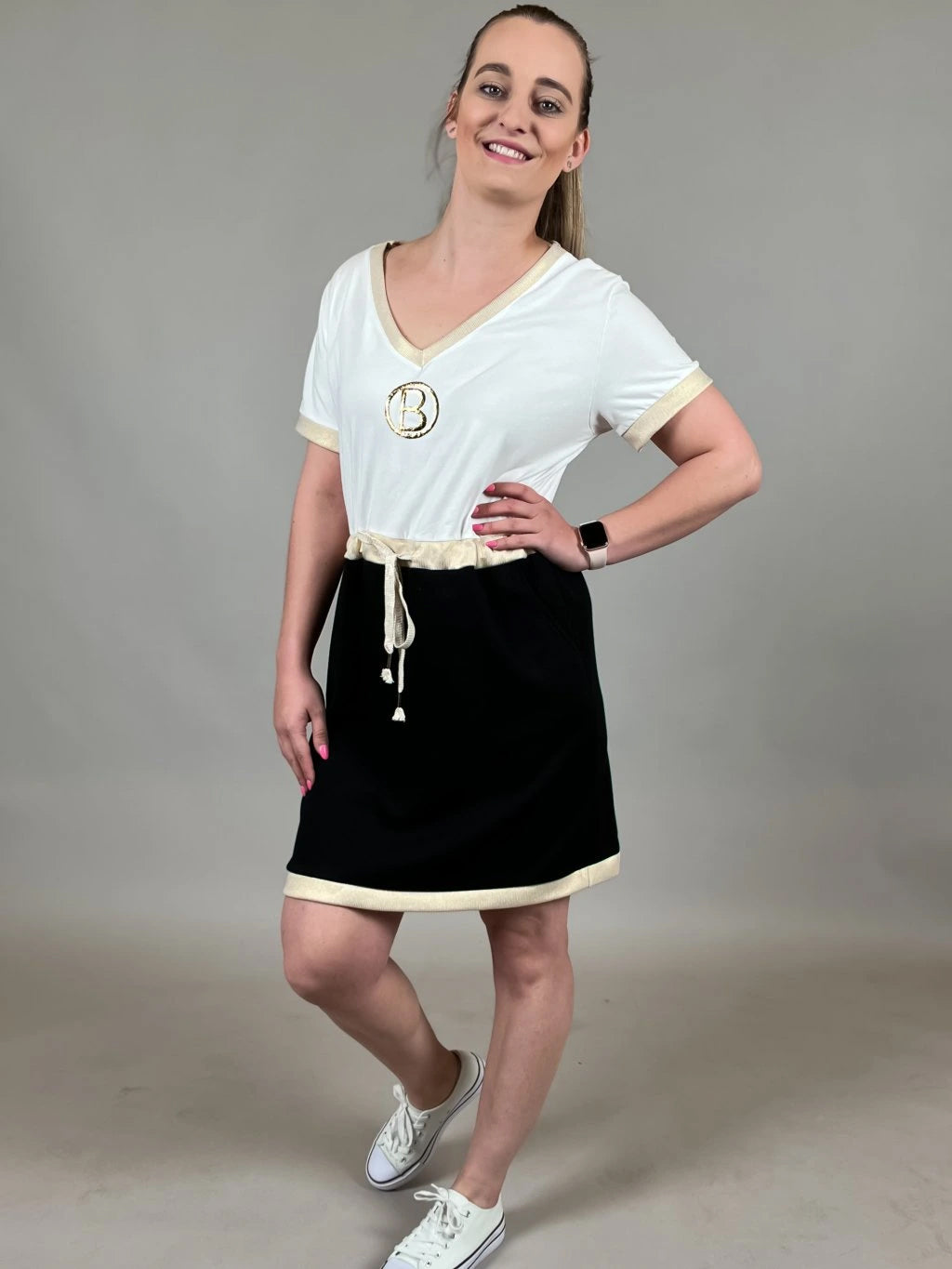 Lizza - vasarinė suknelė su kišenėmis ir V formos iškirpte